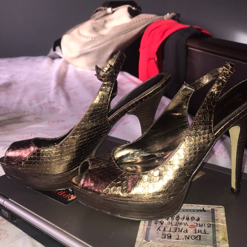 Women shoes toe and heel out